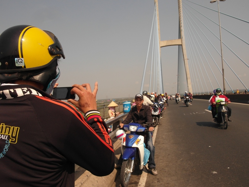 Du khách chụp ảnh trên cầu Mỹ Thuận